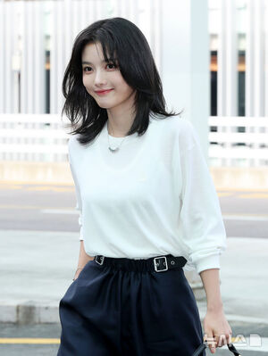 【フォト】キム・ユジョン、LOEWEのショーに出席するためパリへ