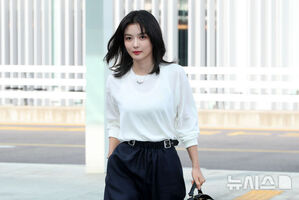 【フォト】キム・ユジョン、LOEWEのショーに出席するためパリへ