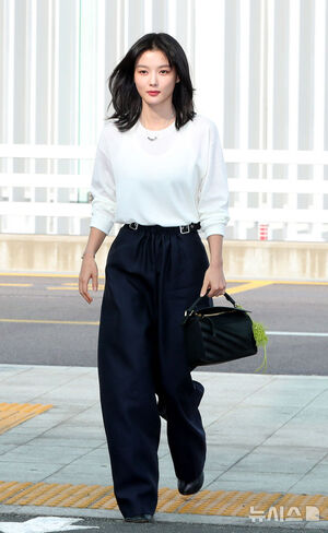 【フォト】キム・ユジョン、LOEWEのショーに出席するためパリへ