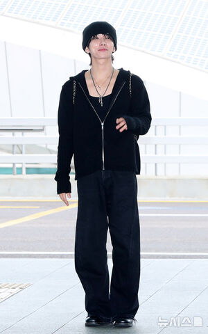 【フォト】ファッションショー出席のためパリに向かうSEVENTEENジョシュア