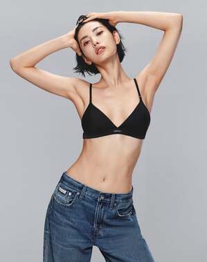 ナナ、アンダーウエア姿でも人並みならぬオーラ…スレンダー美ボディ披露