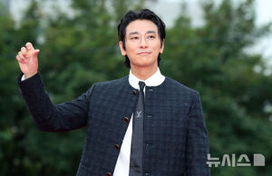 【フォト】シックな魅力のチュ・ジフン＝ソウル・ドラマ・アワード