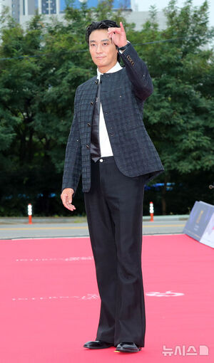 【フォト】シックな魅力のチュ・ジフン＝ソウル・ドラマ・アワード