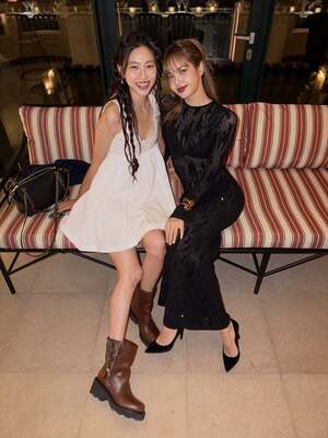 BLACKPINKリサ、透け感のある黒いドレス姿でチョン・ホヨンと2ショット