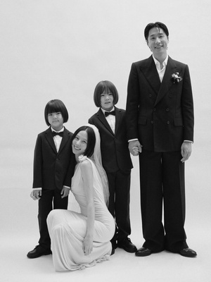 【フォト】キム・ナヨン＆ MY Q　センスあふれる結婚式の写真公開…息子2人も一緒の「特別な瞬間」