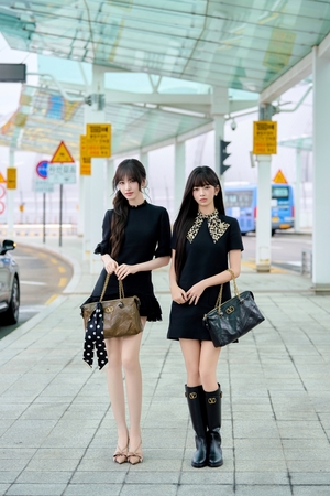 【フォト】IVEリズ×レイ「黒ミニワンピ」でシックなのにラブリーな空港ファッション