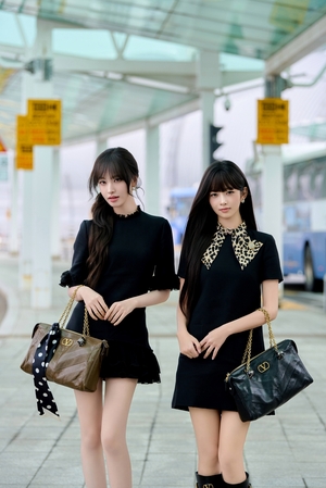 【フォト】IVEリズ×レイ「黒ミニワンピ」でシックなのにラブリーな空港ファッション