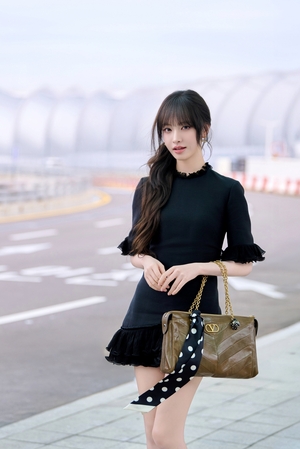 【フォト】IVEリズ×レイ「黒ミニワンピ」でシックなのにラブリーな空港ファッション