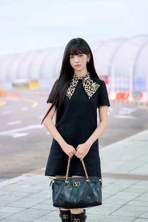 【フォト】IVEリズ×レイ「黒ミニワンピ」でシックなのにラブリーな空港ファッション