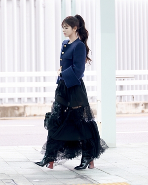 【フォト】MEOVVアンナ　人形のようなビジュアルでパリへ