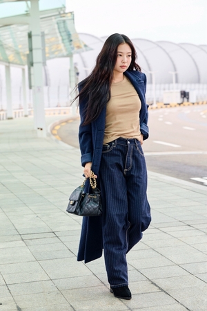 【フォト】BLACKPINKジェニー「シャネルの女神」ロングコートでスタイリッシュに