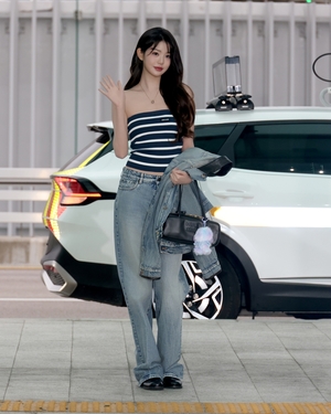 【フォト】IVEウォニョン「肩出しチューブトップ」カジュアルな空港ファッション