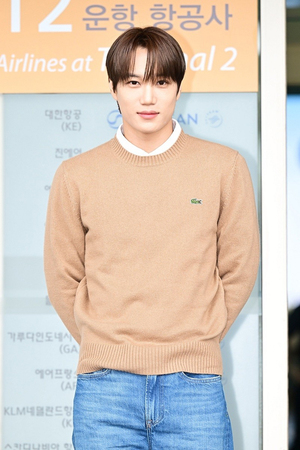 【フォト】少年のような魅力漂うEXOカイ、さわやかなフライトコーデ