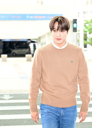 【フォト】少年のような魅力漂うEXOカイ、さわやかなフライトコーデ