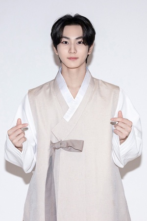 【フォト】ENHYPEN、韓服姿で秋夕のあいさつ