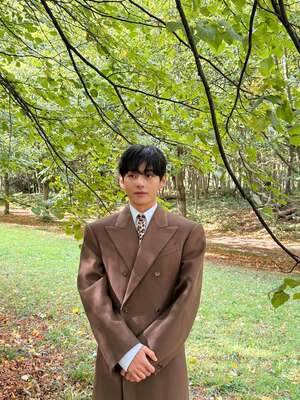 【フォト】防弾少年団V、ロングコート姿がクラシカル…ヒョウ柄シャツでセクシーな雰囲気