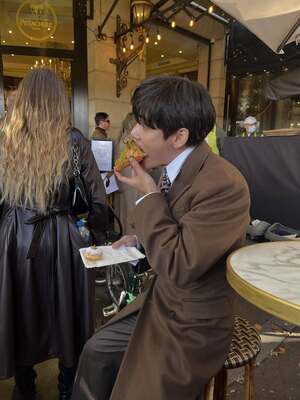 【フォト】防弾少年団V、ロングコート姿がクラシカル…ヒョウ柄シャツでセクシーな雰囲気