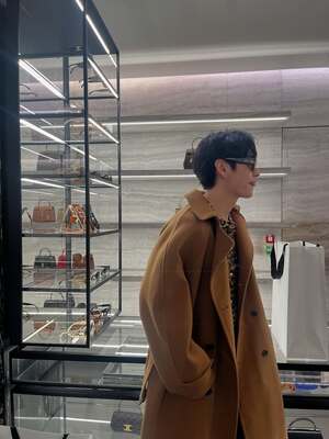 【フォト】防弾少年団V、ロングコート姿がクラシカル…ヒョウ柄シャツでセクシーな雰囲気