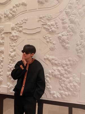 【フォト】防弾少年団V、ロングコート姿がクラシカル…ヒョウ柄シャツでセクシーな雰囲気