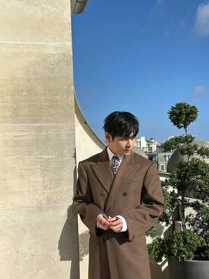 【フォト】防弾少年団V、ロングコート姿がクラシカル…ヒョウ柄シャツでセクシーな雰囲気