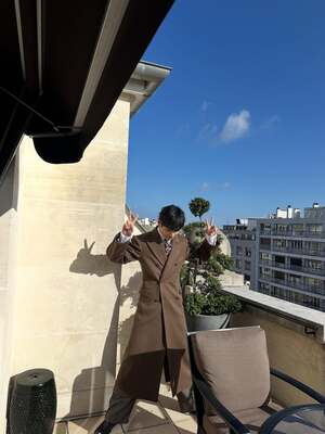 【フォト】防弾少年団V、ロングコート姿がクラシカル…ヒョウ柄シャツでセクシーな雰囲気