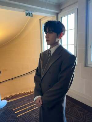 【フォト】防弾少年団V、ロングコート姿がクラシカル…ヒョウ柄シャツでセクシーな雰囲気