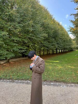 【フォト】防弾少年団V、ロングコート姿がクラシカル…ヒョウ柄シャツでセクシーな雰囲気