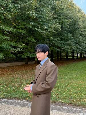 【フォト】防弾少年団V、ロングコート姿がクラシカル…ヒョウ柄シャツでセクシーな雰囲気