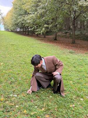 【フォト】防弾少年団V、ロングコート姿がクラシカル…ヒョウ柄シャツでセクシーな雰囲気