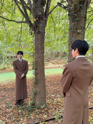 【フォト】防弾少年団V、ロングコート姿がクラシカル…ヒョウ柄シャツでセクシーな雰囲気