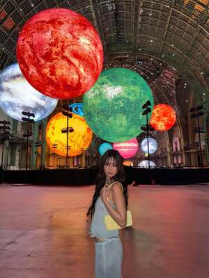 【フォト】パリを輝かせたBLACKPINKジェニー、まさに「フレンチシックのシンボル」