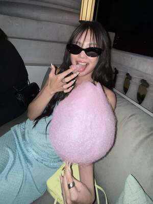 【フォト】パリを輝かせたBLACKPINKジェニー、まさに「フレンチシックのシンボル」