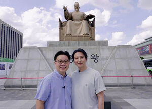 キム・ナムギル、ハングルの日を迎えソ・ギョンドク教授とメキシコのハングル学校に教育用品寄贈