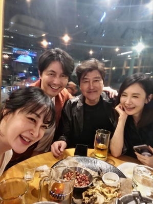 婚外子騒動・極秘結婚のチョン・ウソン、『ボス』打ち上げでソン・ガンホ&チェ・シラと笑顔