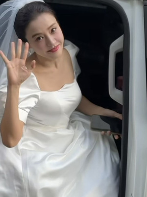 双子の母パク・ウネ、ドラマで久々ウエディングドレス着用 「祝福してください」