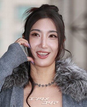 【フォト】『KPOPガールズ！デーモン・ハンターズ』ルミ役のEJAEがラジオ出演…あふれるオーラ