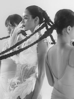 【フォト】ナナ　ビキニから「アンダーブーブ」見せ大胆ポーズ