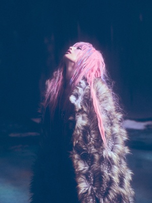 【フォト】ナナ　ビキニから「アンダーブーブ」見せ大胆ポーズ