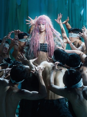 【フォト】ナナ　ビキニから「アンダーブーブ」見せ大胆ポーズ