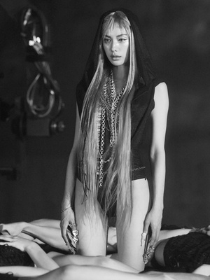 【フォト】ナナ　ビキニから「アンダーブーブ」見せ大胆ポーズ