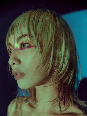 【フォト】ナナ　ビキニから「アンダーブーブ」見せ大胆ポーズ