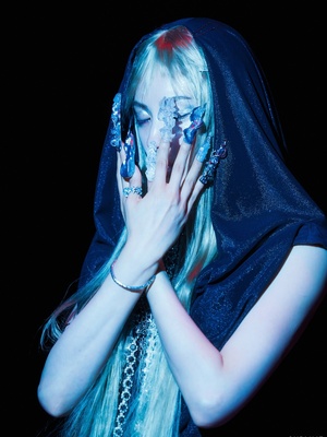 【フォト】ナナ　ビキニから「アンダーブーブ」見せ大胆ポーズ