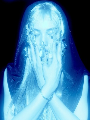 【フォト】ナナ　ビキニから「アンダーブーブ」見せ大胆ポーズ