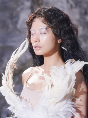 【フォト】ナナ　ビキニから「アンダーブーブ」見せ大胆ポーズ