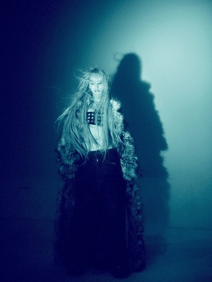 【フォト】ナナ　ビキニから「アンダーブーブ」見せ大胆ポーズ