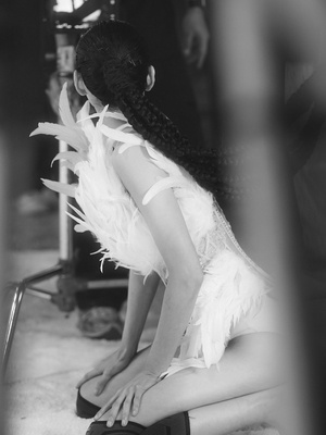 【フォト】ナナ　ビキニから「アンダーブーブ」見せ大胆ポーズ