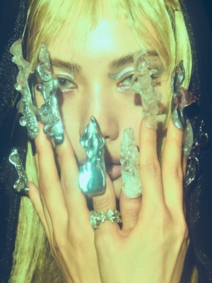 【フォト】ナナ　ビキニから「アンダーブーブ」見せ大胆ポーズ