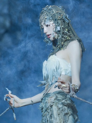 ナナ ソロアルバムMVオフショット公開…圧倒的存在感