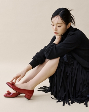 【フォト】ヘリ、赤い靴で秋らしい魅力あふれるコーデ