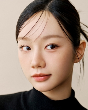 【フォト】ヘリ、赤い靴で秋らしい魅力あふれるコーデ